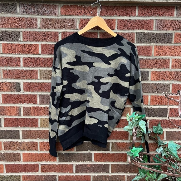 Isaac Mizrahi Sweaters - Isaac Mizrahi Sage Green and Black Camouflage Pattern Sweater